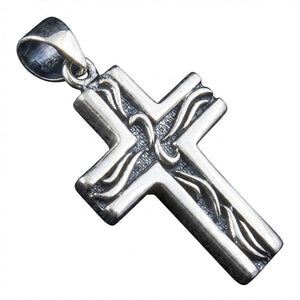 Litet tribalkors-hänge i sterlingsilver, vinklad närbild som framhäver 925-stämpeln inuti öglan och upphöjda detaljer