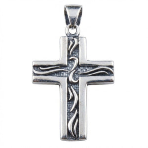 Litet tribalkors-hänge i sterlingsilver, tydlig studiobild som visar de polerade kanterna, upphöjda tribalmotivet och strukturen