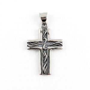 Litet tribalkors-hänge i sterlingsilver, framifrån av ett litet korshänge i sterlingsilver med etsat tribalmönster
