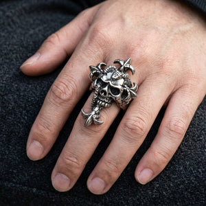 Anello con croce, teschio e serpente in argento sterling indossato su una mano