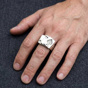 Bague cartes à jouer pique en argent sterling 925 portée sur une main