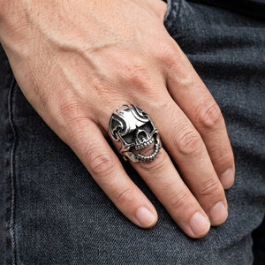 Pik-Totenkopfring aus 925 Sterlingsilber mit beweglichem Kiefer, an einer Hand getragen