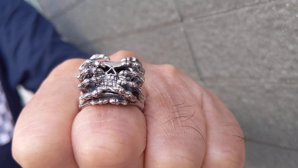 Spider-Totenkopf-Ring-Video: Totenkopf und Skeletthände