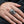 Spinnennetz-Totenkopf-Ring aus 925 Sterlingsilber an einer erwachsenen Hand getragen