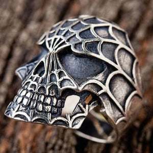 Spinnennetz-Totenkopf-Ring aus 925 Sterlingsilber, Totenkopf mit Netz in Dreiviertelansicht