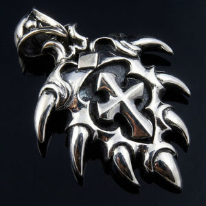 Pendentif Spike Cross en argent sterling 925, vue sous angle gauche du pendentif croix