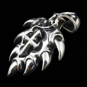 Pendentif Spike Cross en argent sterling 925, vue sous angle droit de la croix à pointes et de la bélière