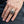 Anillo de máscara de gas steampunk de plata de ley llevado en la mano de un adulto, mostrando el detalle de la cara y el hombro.