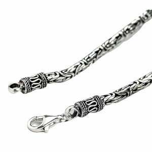 4 mm bysantinsk scroll-kjede i sterlingsølv som viser de dekorerte sylindriske endestykkene og tilstøtende ledd.