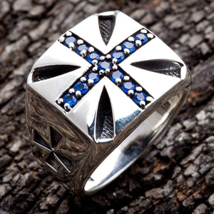 Un anello artigianale con croce di Malta in argento sterling con pietre CZ blu intenso e finitura lucida a specchio