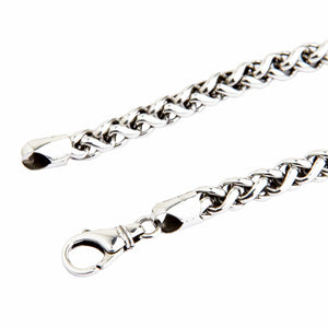 Dettaglio delle estremità del bracciale in argento e della trama della catena intrecciata.