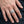 Anillo Star Band de plata de ley, llevado en un dedo corazón en un primer plano natural de la mano