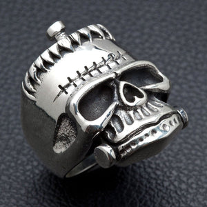 Stitched Skull-ring i 925 sterlingsilver, trekvartsvy från höger av sydd dödskalle