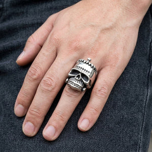 Stitched Skull-ring i 925 sterlingsølv båret på en hånd