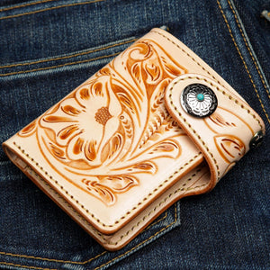 Leren portemonnee in tan met bloemmotief en zilveren drukknoop met turkoois, concho-detail voorzijde.