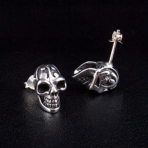 Stiftörhängen i 925 sterlingsilver med tatueringsdödskalle, framsida och bakre stift
