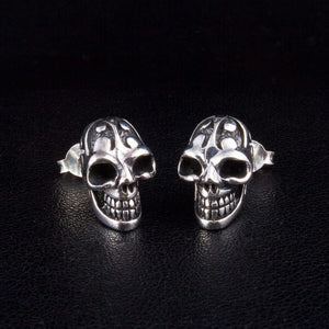 Stiftörhängen i 925 sterlingsilver med tatueringsdödskalle, par med stiftörhängen framifrån