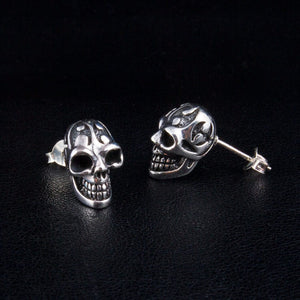 Stiftörhängen i 925 sterlingsilver med tatueringsdödskalle, stiftörhängen i vänster vinkel