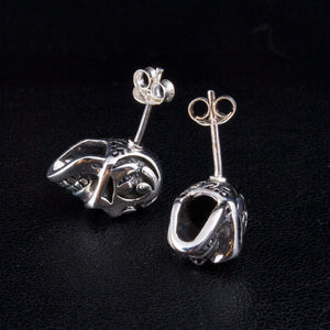 Stiftörhängen i 925 sterlingsilver med tatueringsdödskalle, dödskallestiftets undersida och fjärilslås