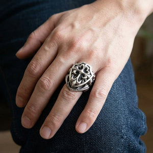 Tempelierskruis schildring van sterling zilver, gedragen aan de hand