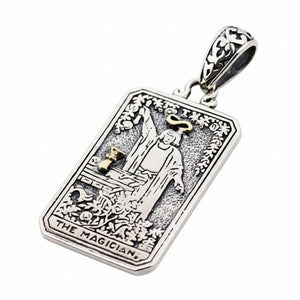 Colgante de carta del tarot El Mago en plata de ley, ángulo opuesto del mago