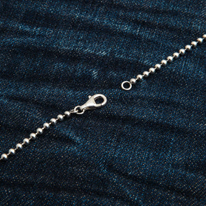 3 mm sterling zilveren bolletjesketting. Het open uiteinde van de karabijnsluiting bevindt zich tegenover de sluitring aan weerszijden van een opening in de ketting.