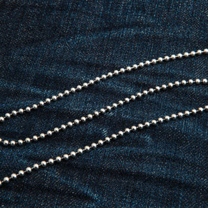 3 mm sterling zilveren bolletjesketting. Twee parallelle lengtes tonen de gepolijste zilveren bollen en hun kleine verbindingen.