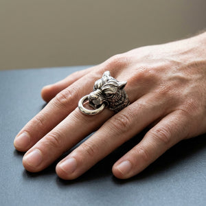 Anello con testa di tigre in argento sterling 925 indossato su una mano adulta