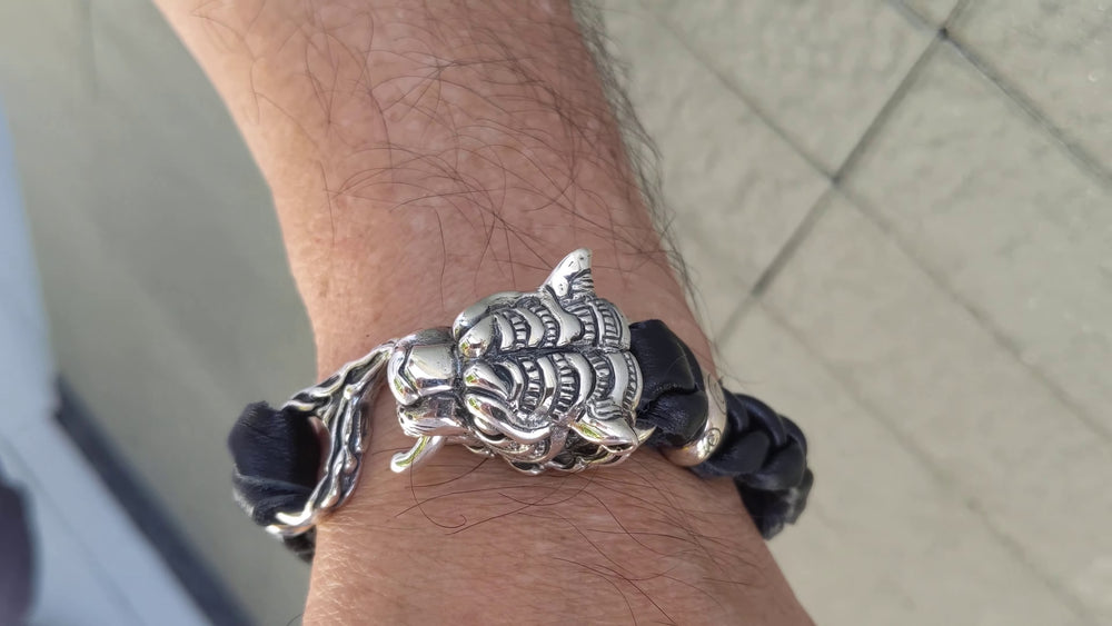 Video del bracciale in pelle con testa di tigre: primo piano indossato