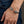 Bracciale rigido cuff con teste di tigre in argento sterling e cavo d'acciaio, indossato naturalmente attorno al polso con la chiusura visibile