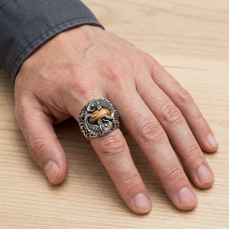 Anillo de ojo de tigre con carpas koi de plata de ley