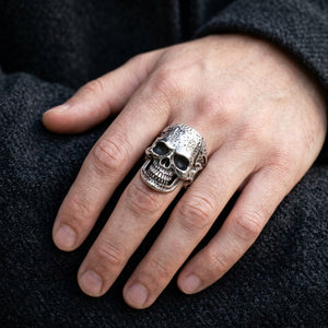 Anillo grande de calavera en plata de ley 925 puesto en una mano