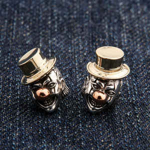 Zwei Clown-Joker-Ohrstecker aus Silber mit Messingzylindern und Kupfernasen