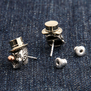 Clown-Ohrstecker ohne Ohrmuttern, sodass die Stecker sichtbar sind
