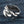 Genombruten ring med tribal-blad i sterlingsilver, detalj av ringskenans insida och utskärningar