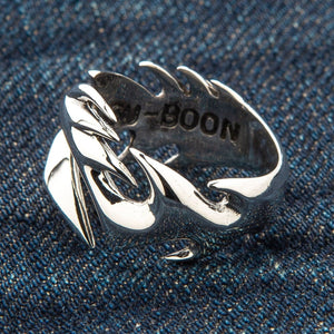 Genombruten ring med tribal-blad i sterlingsilver, detalj av ringskenans insida och utskärningar