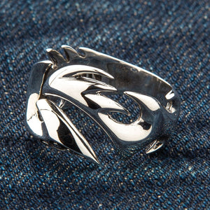 Genombruten ring med tribal-blad i sterlingsilver, tribal-ringskena från vänster vinkel