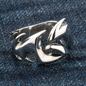 Genombruten ring med tribal-blad i sterlingsilver, tribal-ringskena från höger vinkel