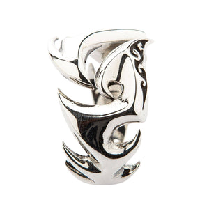 Genombruten ring med tribal-blad i sterlingsilver, ring med tribal-blad framifrån mot vit bakgrund
