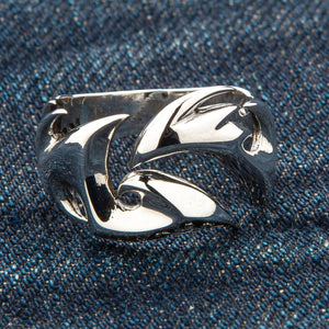 Genombruten ring med tribal-blad i sterlingsilver, genombrutet tribal-mönster framifrån mot denim
