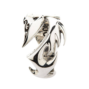 Genombruten ring med tribal-blad i sterlingsilver, baksidan av tribal-ring mot vit bakgrund