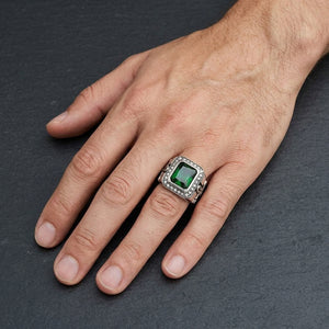 Bague croix tribale en argent sterling avec oxyde de zirconium vert émeraude portée à la main d'un homme