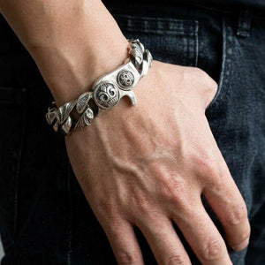 Pulseira larga de elos grumet em prata tribal crown com fecho gravado detalhado usada no pulso