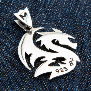 Pendentif loup dragon tribal en argent sterling, motif tribal arrière et poinçon 925 sur denim