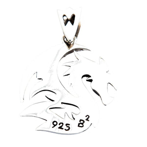 Pendentif loup dragon tribal en argent sterling, vue arrière claire et poinçon sur fond blanc