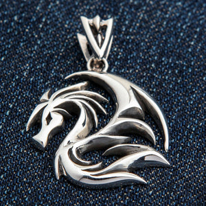 Pendentif loup dragon tribal en argent sterling, motif tribal avant sur denim