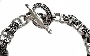 Bracelet fermoir T Tribal Scroll en argent massif, gros plan sur le fermoir décoratif à barre en T du bracelet orné de volutes