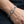 Bracelet fermoir T Tribal Scroll en argent massif, porté naturellement autour du poignet avec le fermoir visible