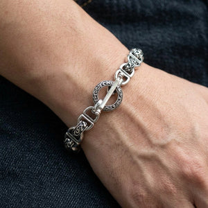 Bracciale toggle Tribal Scroll in argento sterling, indossato naturalmente al polso con chiusura visibile