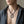 Collier avec pendentif boucle-bouclier tribal en argent massif — autour du cou
